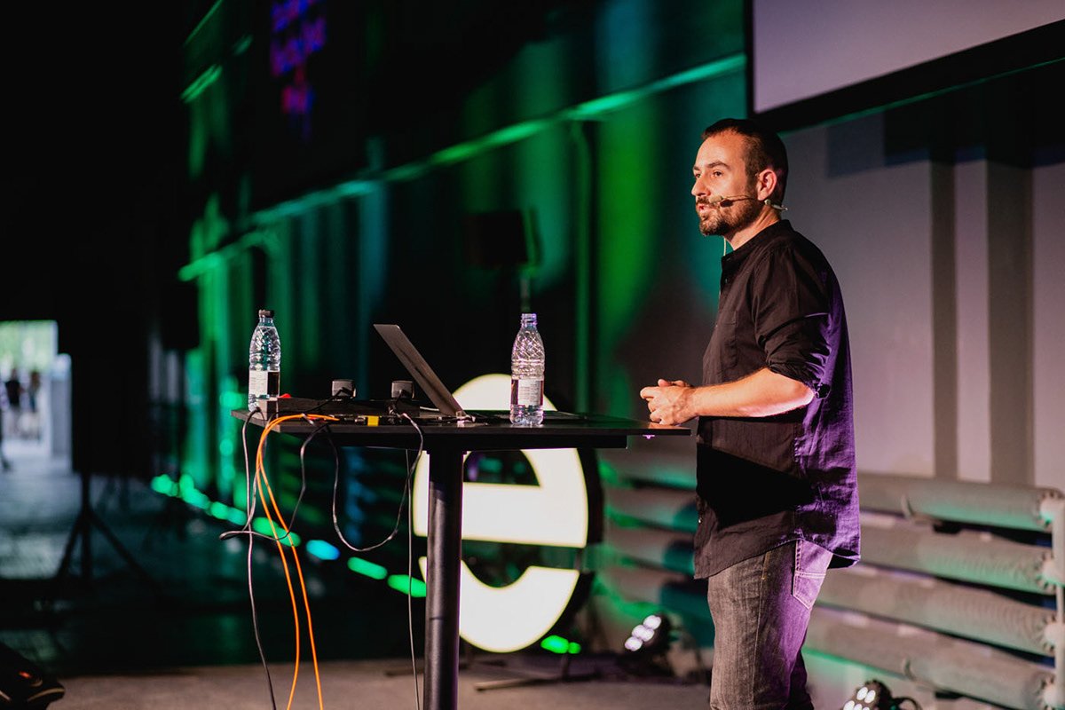 Element Talks — title lettering and typography by José Bernabé, Art Director